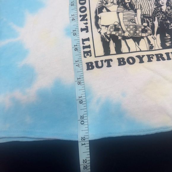 NWOT Stranger things “Friends Don’t lie” Crewneck tie-dye cropped top Size M - Picture 5 of 6